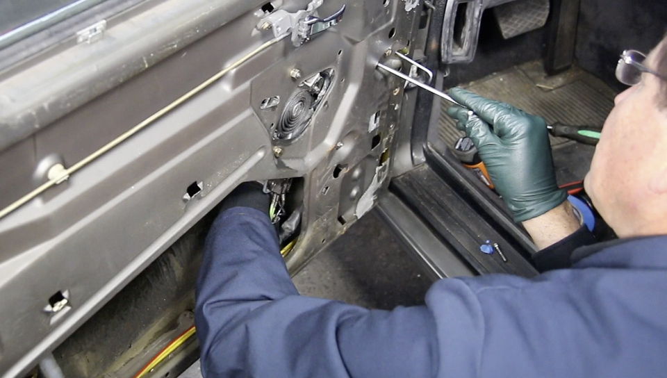 W116 Door Panel and Window Regulator Removal and Replacement On